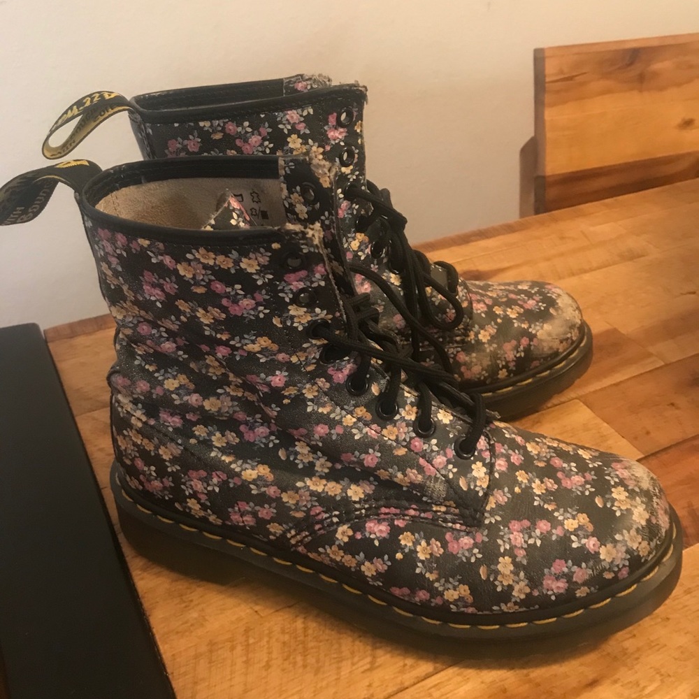 Used Doc martens floral size 8 - Picture 2 of 3